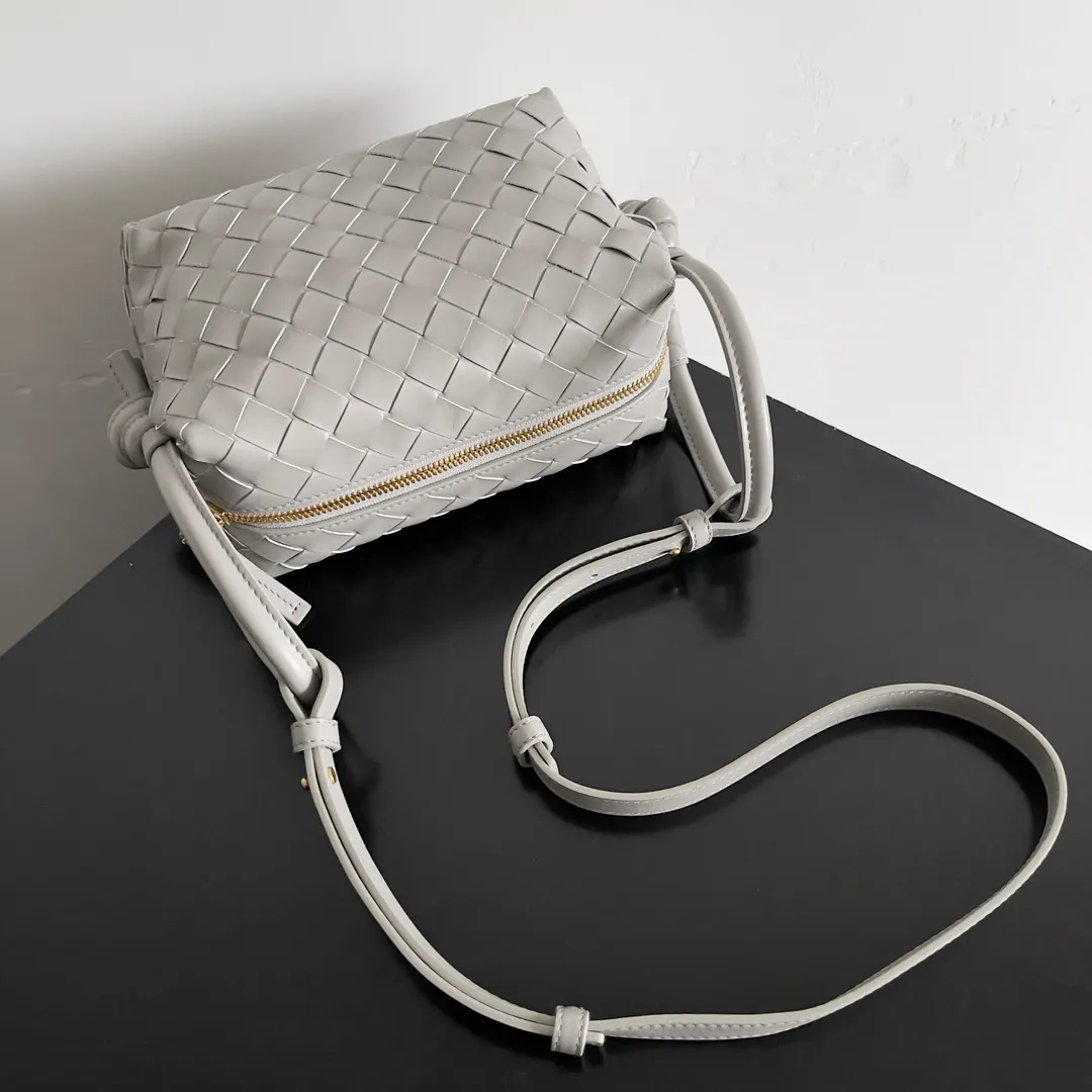 Batch 1360 BOTTEGA VENETA 2024 new loop is here! ! Many girls who like BV have owned the Loop bag. It has a simple appearance, classic weaving, and a compact and lightweight bag shape. This innovation continues the "camera bag" shape. Unlike the traditional Loop bag, which can only be worn as a crossbody bag, this innovation It can be carried by hand or cross-body, satisfying both the concave shape and daily needs. The oversized buckle can be folded and used as a handle. The sultry heat in summer ☀️ usually reduces people's desires. Having a lightweight bag will greatly enhance the happiness of traveling🫧 Style number: 796615 Size: 19*12*9cm